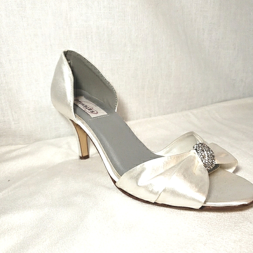 Dyeables White Satin Shoe 9 NWB